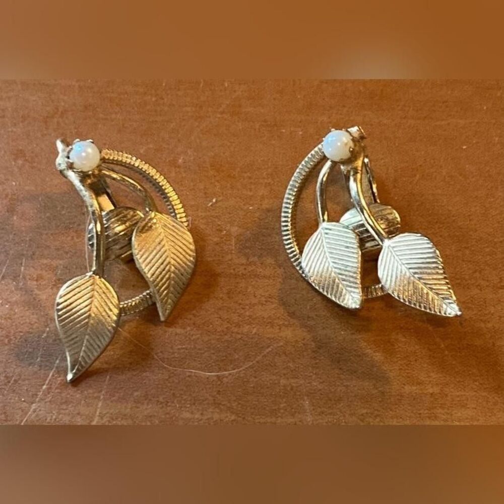 Gold Tone Leaf Dangle Clip-On Earrings Womens Faux Pearl Small 1” Vintage